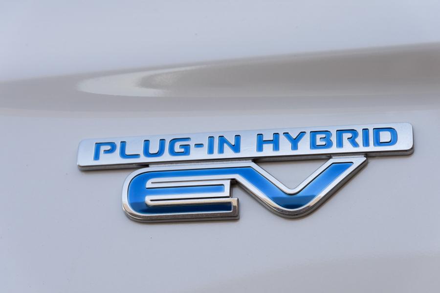 Логотип Mitsubishi Outlander GT PHEV Exterior Package 2017 года  (NA) (фото 2 из 15)